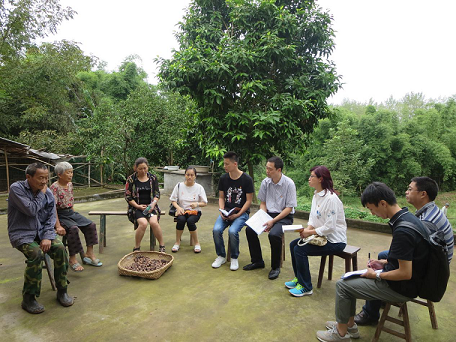 区委编办：金秋送暖风 田间地头解民忧