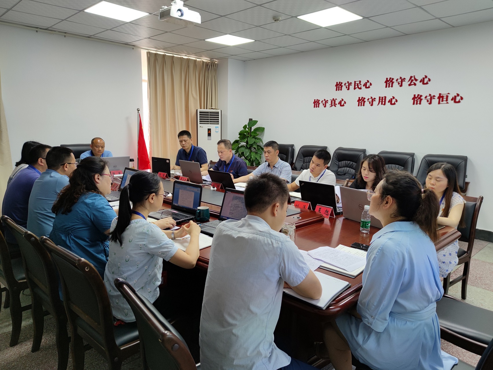 区纪委常委会专题研究：以铁的纪律保障推进区委重点工作
