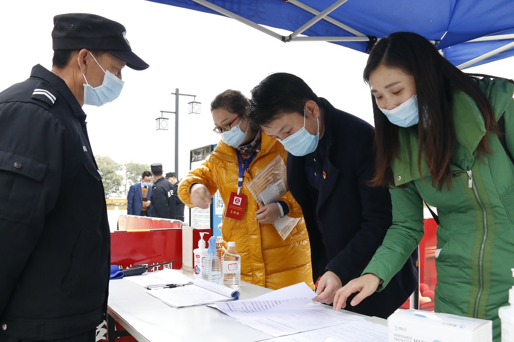 驻区教育体育局纪检监察组：靠前监督压实疫情防控责任