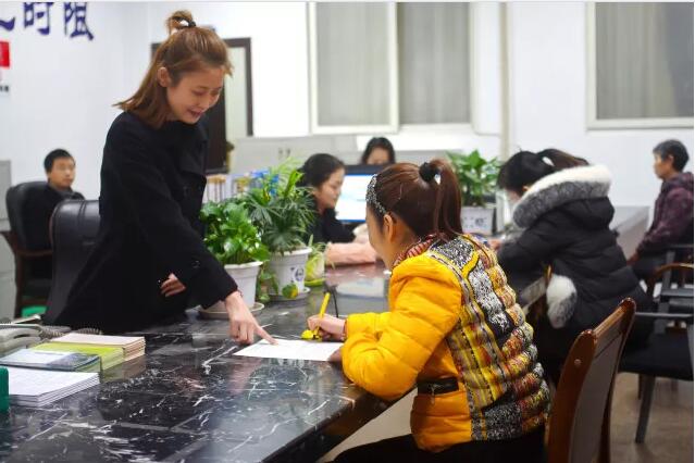 区政务服务中心立足本职，大胆创新，率先实现“三个零”