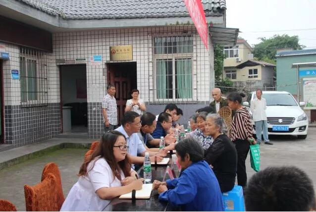 舒坪镇党政班子集体进村“赶考”