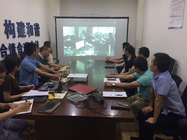 区委政法委开展“高举党旗，厚聚民心”专题学习教育活动