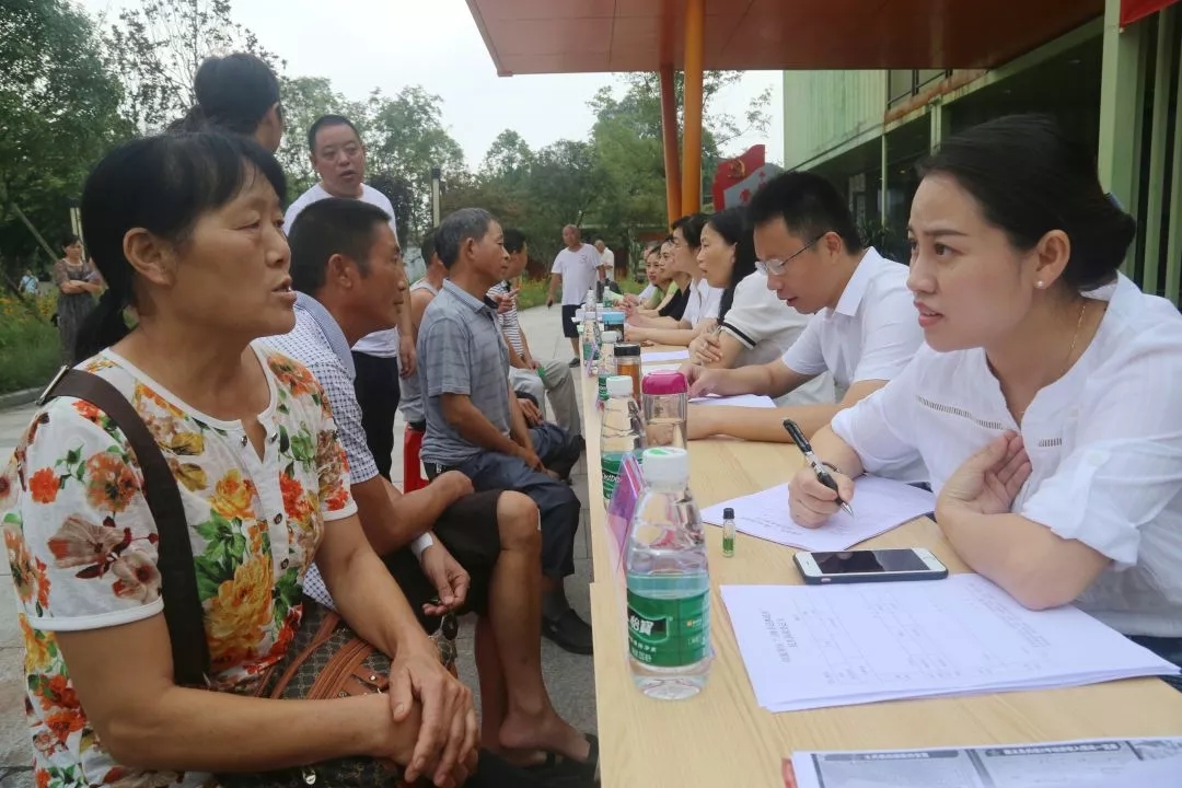 荣边镇：“连心桥”架到家门口 零距离解民忧