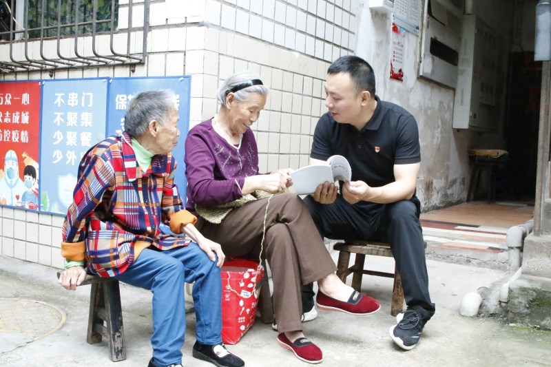 自流井区纪检监察干部向群众宣传讲解《自流井区村（社区）小微权力阳光运行手册》