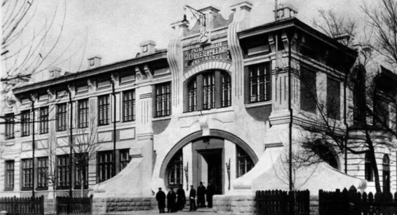 这所习近平总书记致贺信的大学，有着怎样的百年故事?