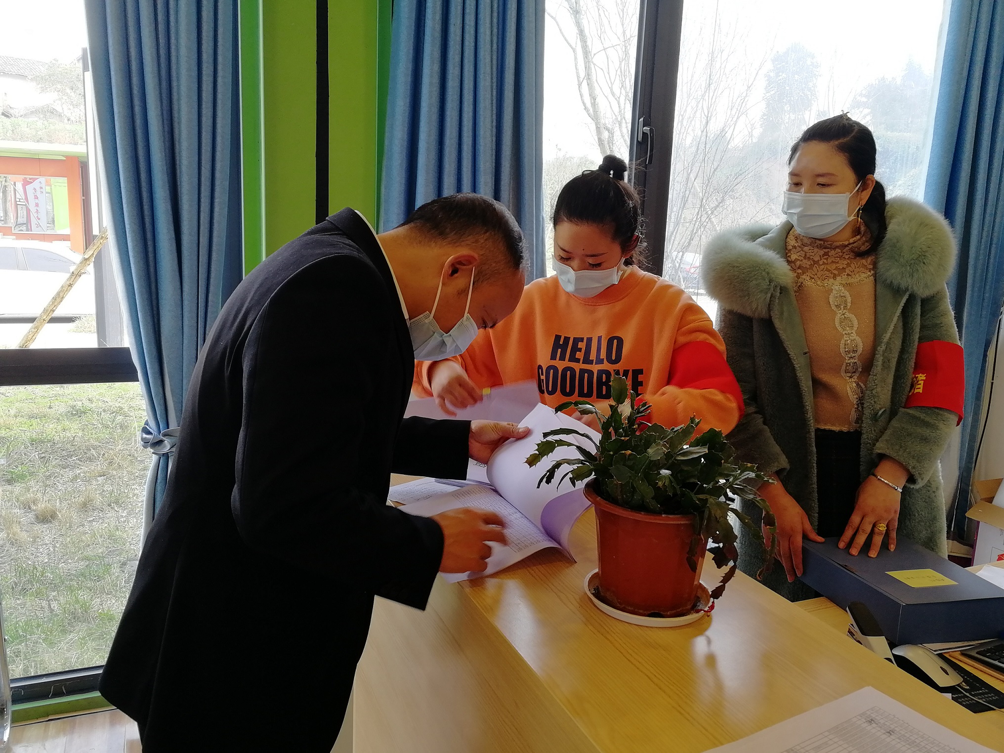 张军同志督导荣边镇疫情防控和森林防灭火工作