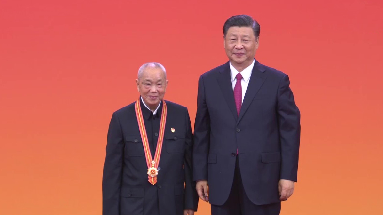 现场视频 | 习近平为“七一勋章”获得者周永开颁授勋章