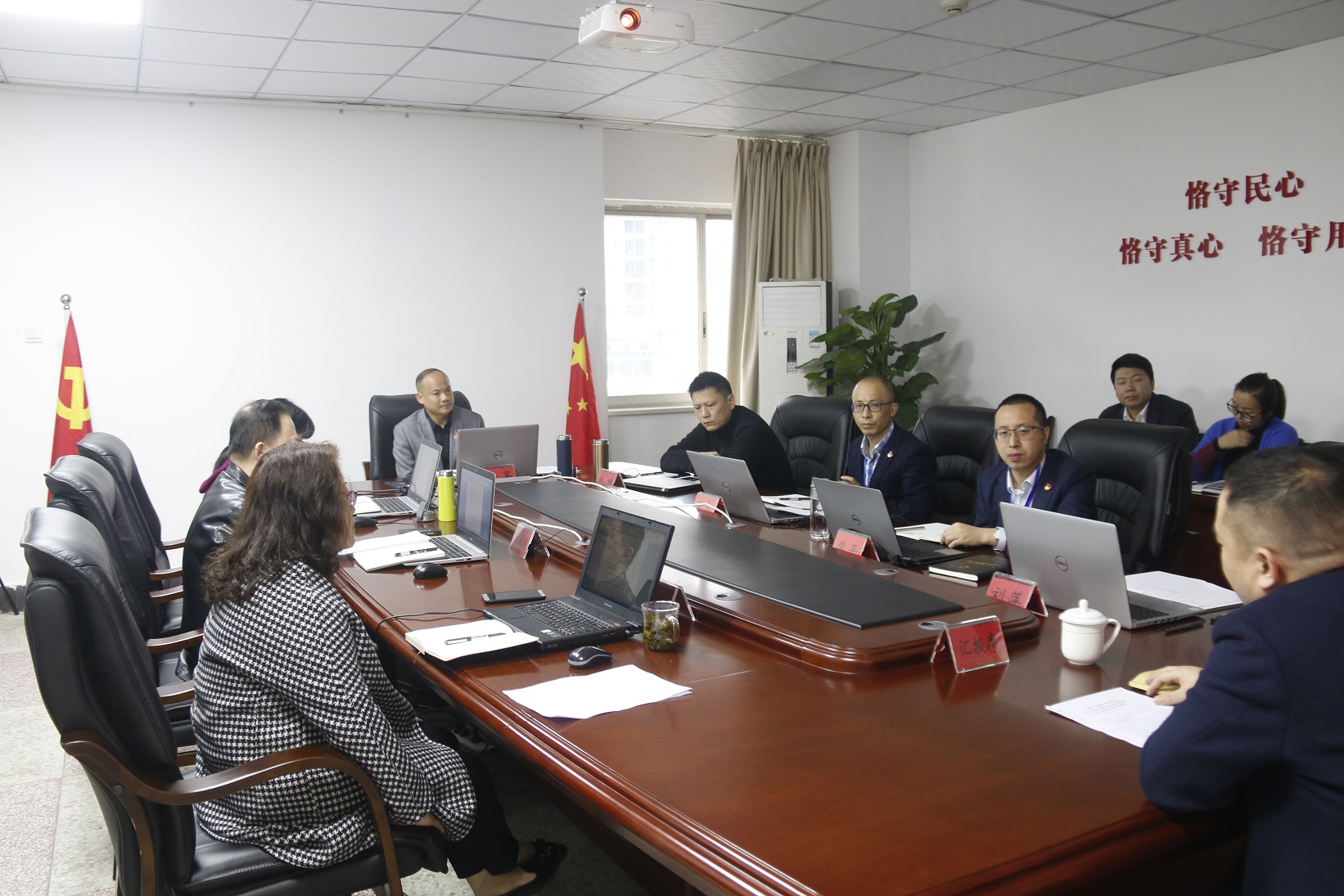 自流井区纪委常委会专题听取区工管委、区住房城乡建设局落实区委重大决策情况