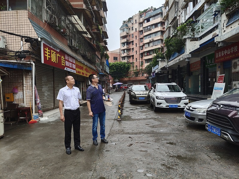 张军同志暗访督查我区部分重点点位及新街龙凤山社区创文创卫工作
